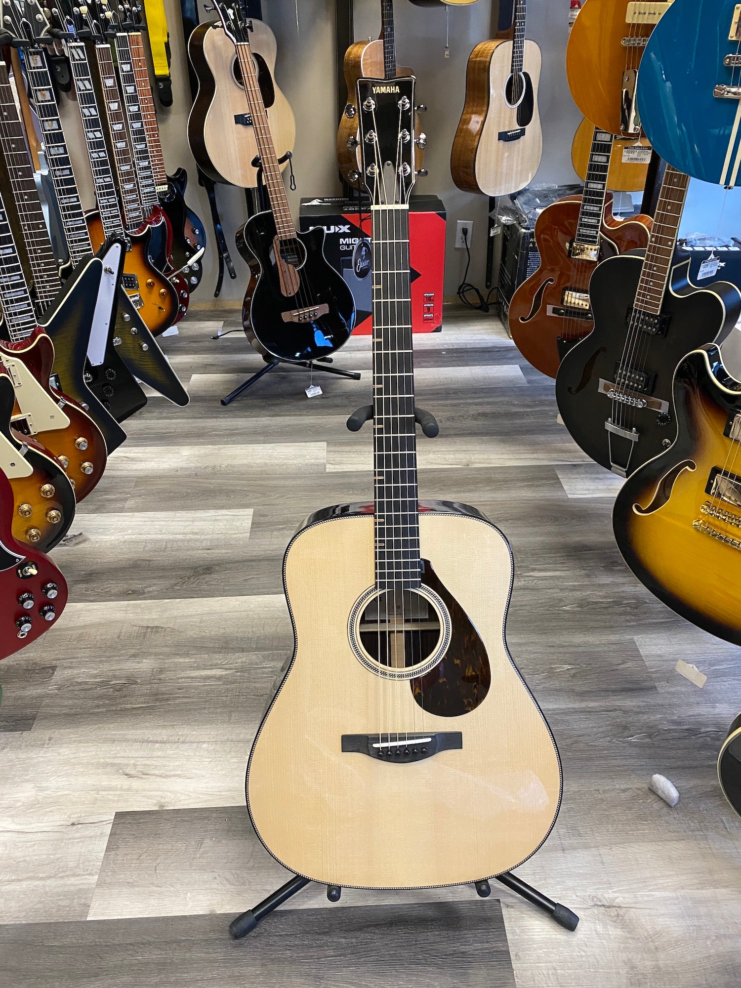 Yamaha FG9 R Premium  Acoustic Guitar w/case - Rosewood/Spruce